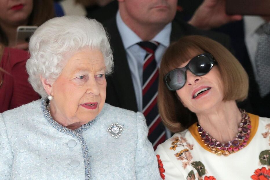 Isabel II assiste pela primeira vez a um desfile na Semana da Moda de Londres