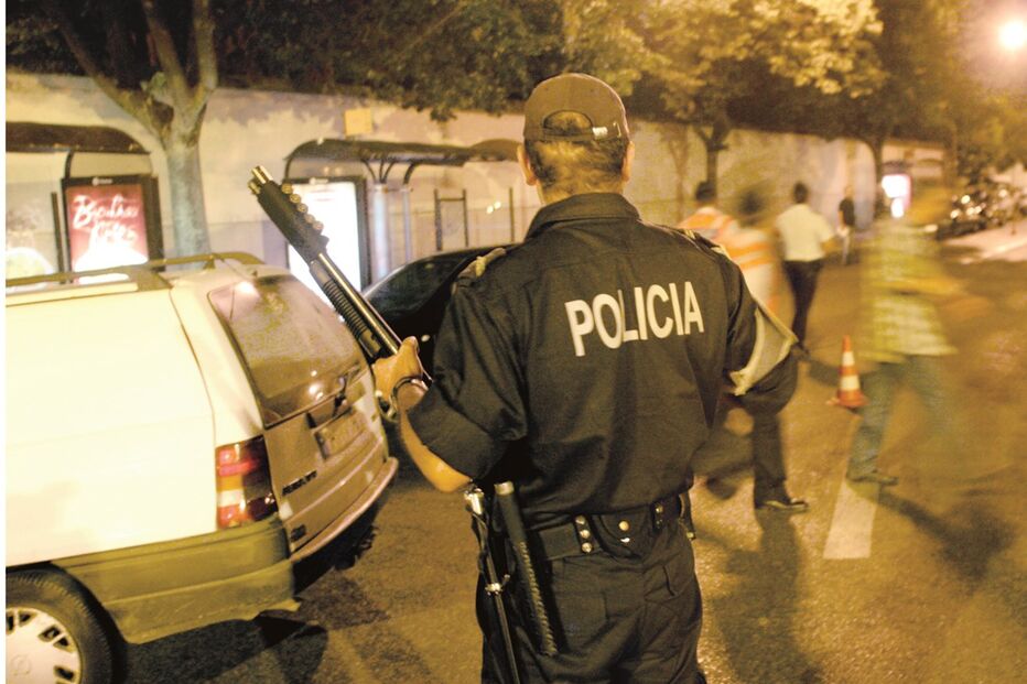 Agente da PSP, de 47 anos, foi brutalmente atacado por um grupo de 15 pessoas que lhe montou uma espera     