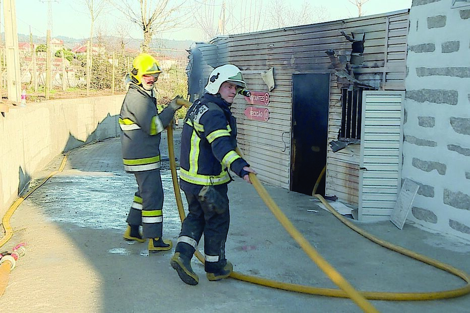 Três horas de pânico com fogo em fábrica