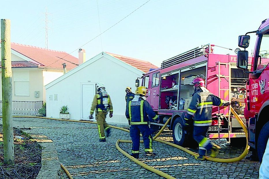 Três horas de pânico com fogo em fábrica