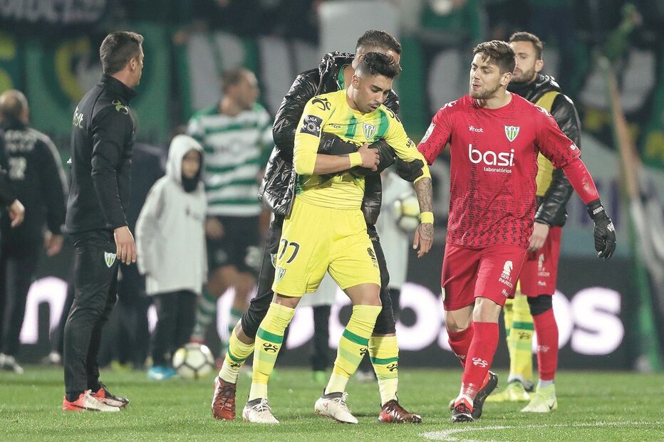 O brasileiro Murilo afastado pelos colegas depois de ser expulso após o jogo com o Sporting