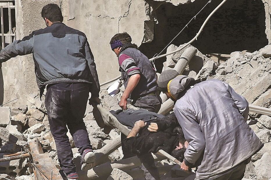 Equipas de cidadãos retiram sobreviventes encontrados sob os escombros 