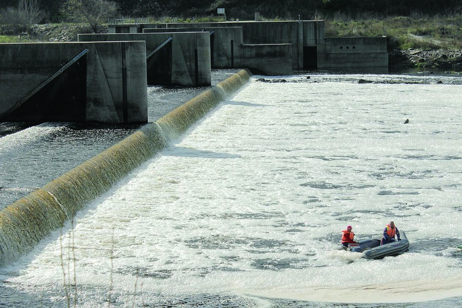 Remoção da espuma que cobriu o rio obrigou à compra de material específico