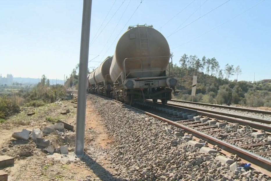 Descarrilamento de comboio de mercadorias interrompe Linha do Norte