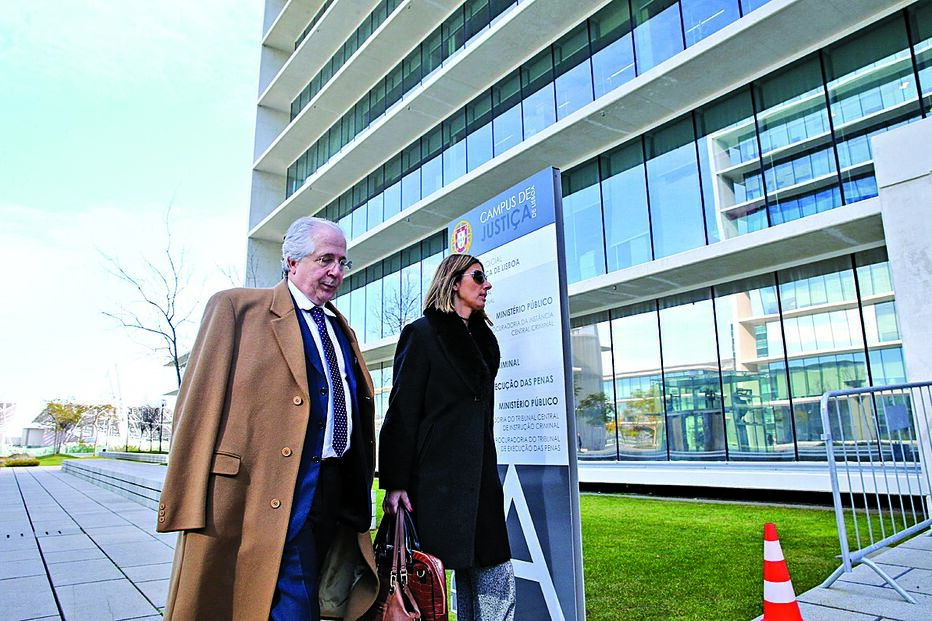 Orlando Figueira com a advogada à entrada do Tribunal de Lisboa