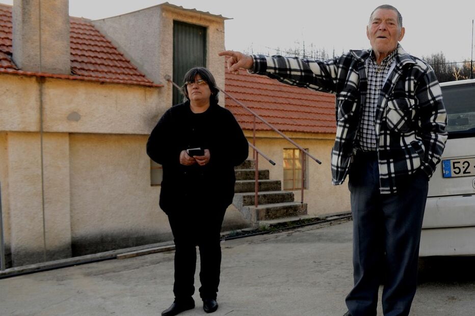 Ângelo Farinha e a filha do casal, Umbelina, estão indignados. Não têm telefone fixo desde outubro