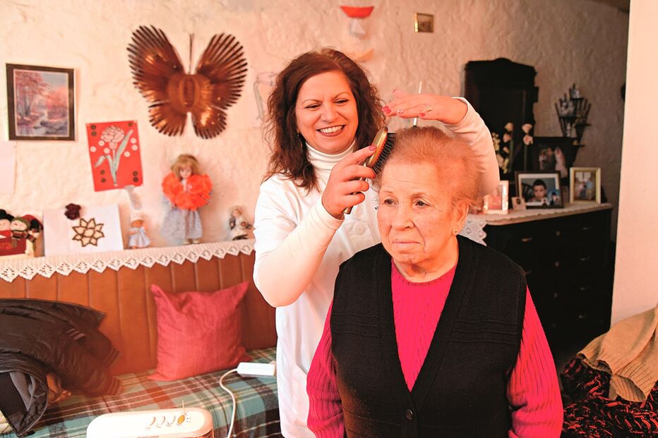 Voluntária da Associação Benéfica do Porto em ação de apoio