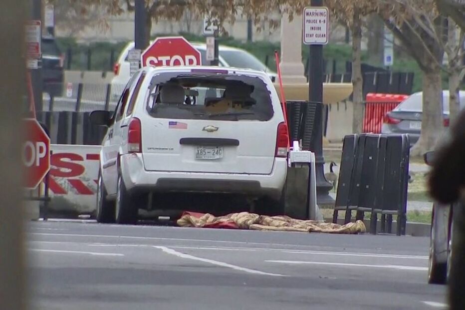 Carro foi contra barreira de segurança da Casa Branca, em Washington	