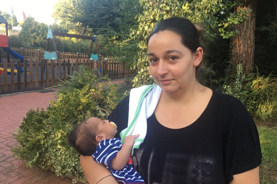 Patrícia Santos com o filho Pedro ao colo. O pai ainda não segurou no menino