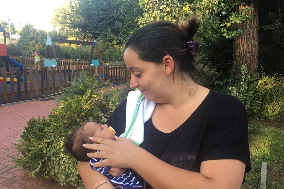 Patrícia Santos com o filho Pedro ao colo. O pai ainda não segurou no menino