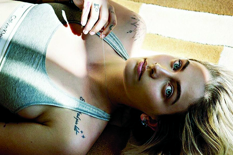 Paris Jackson ousada em campanha de lingerie