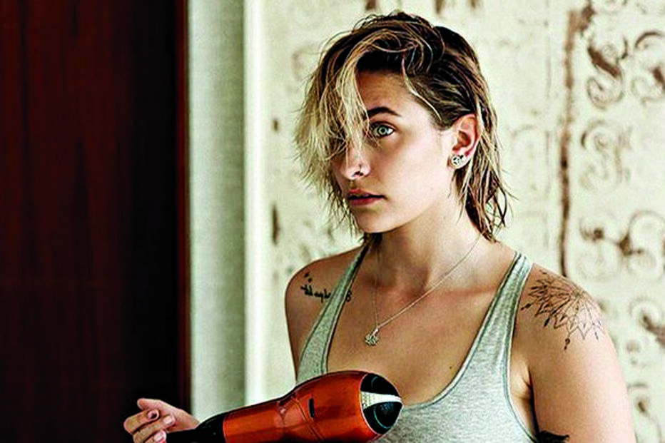 Paris Jackson ousada em campanha de lingerie