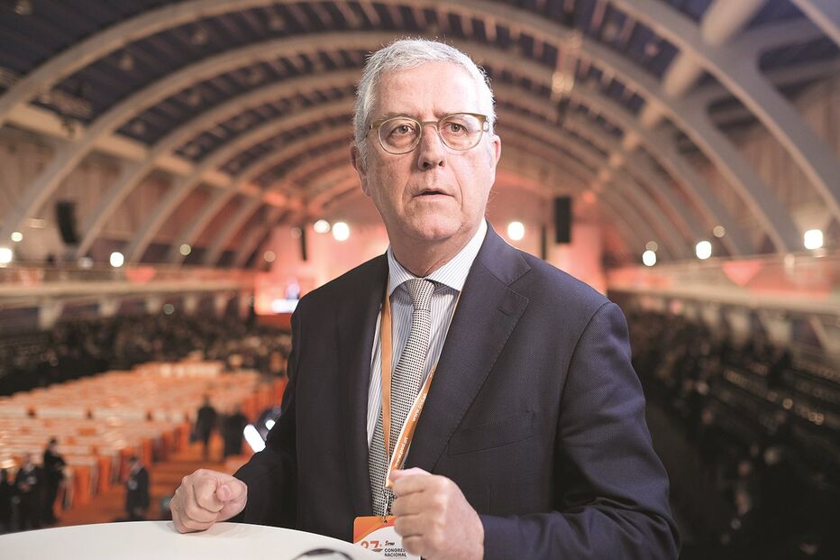 Fernando Negrão assume liderança de uma bancada parlamentar em convulsão por causa do presidente do PSD, Rui Rio