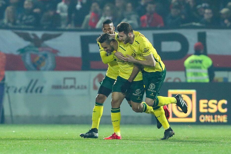 Jogadores do Paços de Ferreira comemoram o primeiro golo do jogo contra o Benfica
