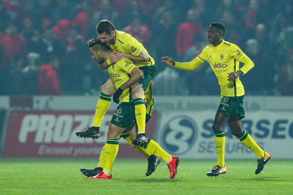 Jogadores do Paços de Ferreira comemoram o primeiro golo do jogo contra o Benfica