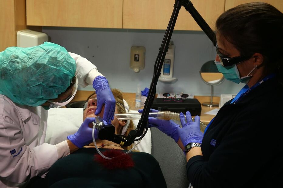 Tratamento com laser elimina marcas de acne na pele