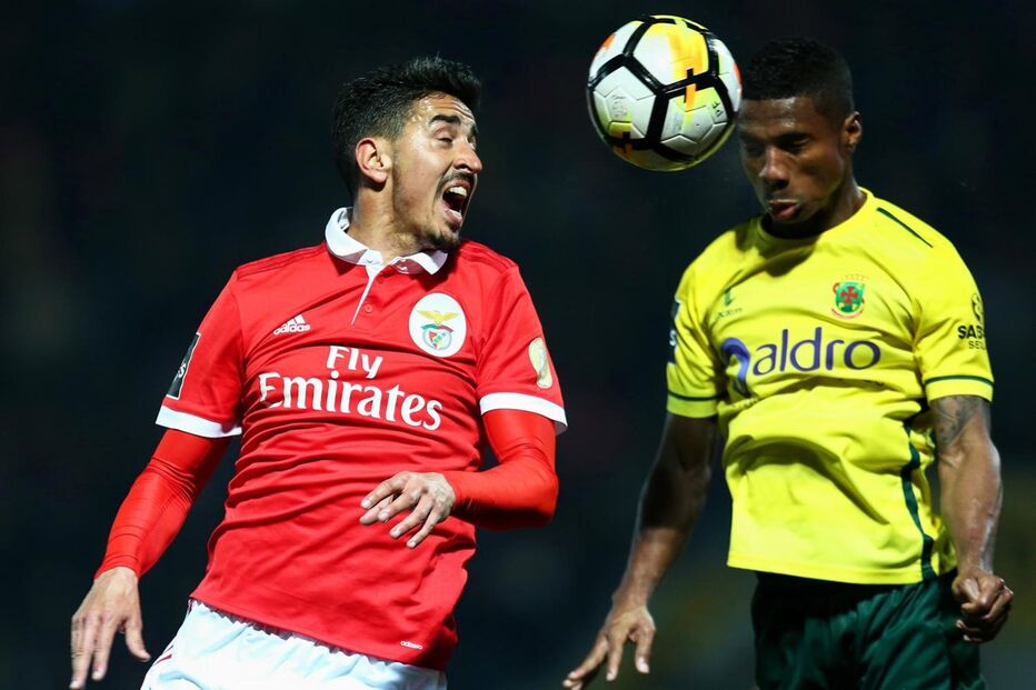 André Almeida e Quinhones disputam a bola no Paços de Ferreira - Benfica