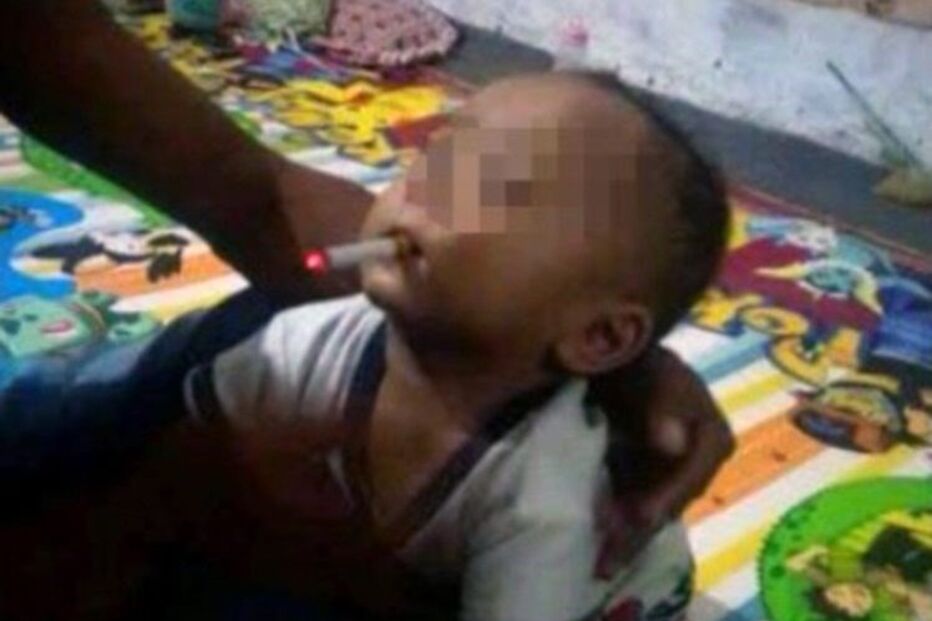 Pai fotografa filho bebé a fumar