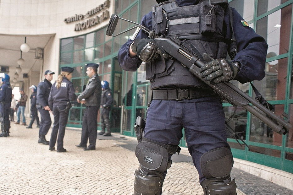 Agentes do Corpo de Intervenção trabalham com coletes de 2006