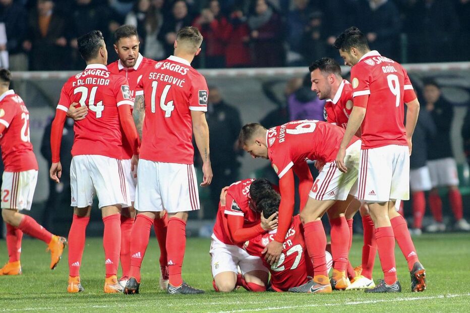 Jogadores do Benfica celebram vitória