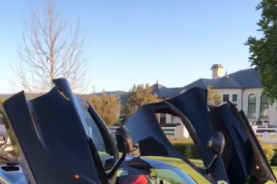 Kylie Jenner recebe Ferrari como prenda por ter sido mãe