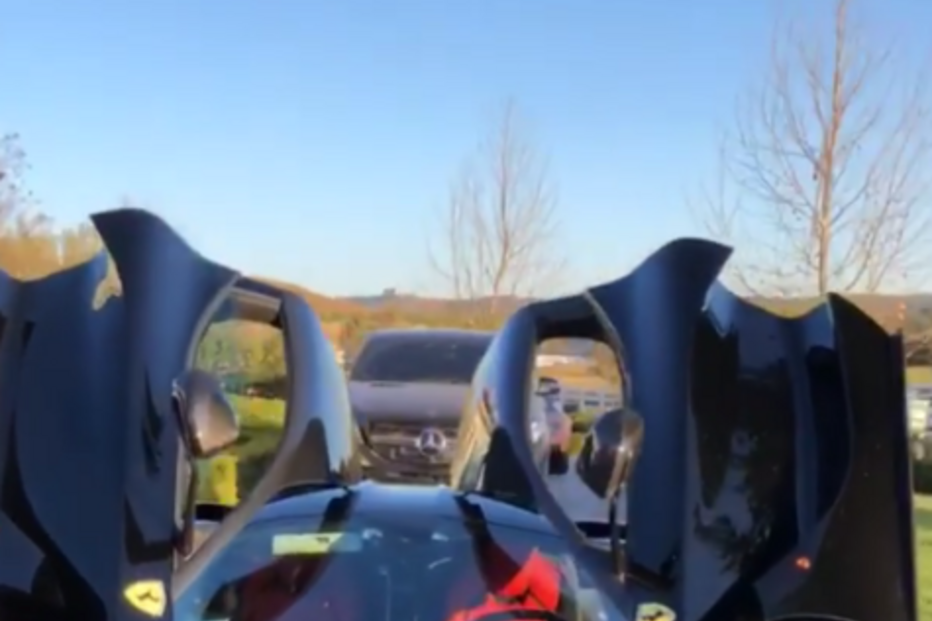 Kylie Jenner recebe Ferrari como prenda por ter sido mãe