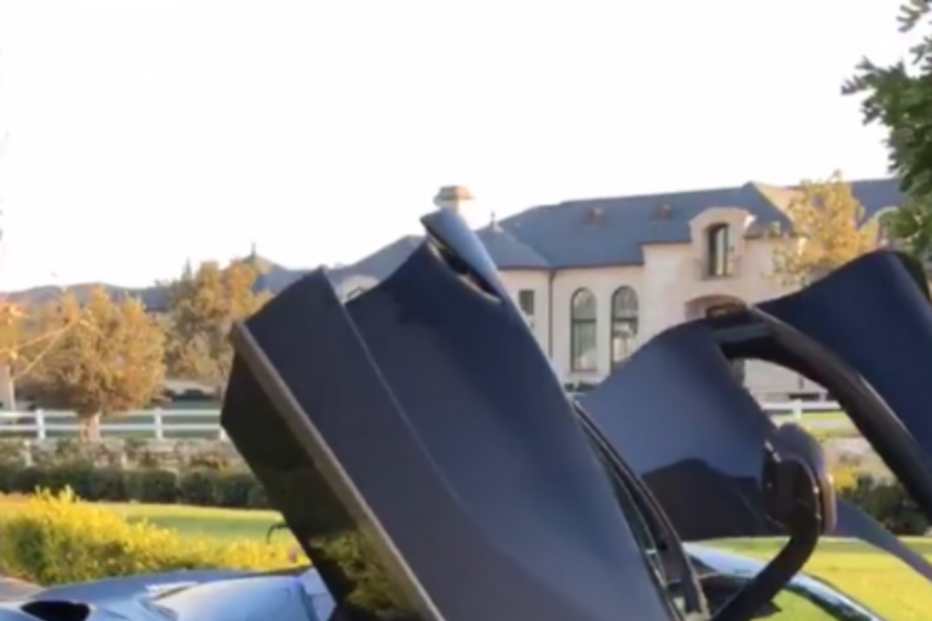 Kylie Jenner recebe Ferrari como prenda por ter sido mãe