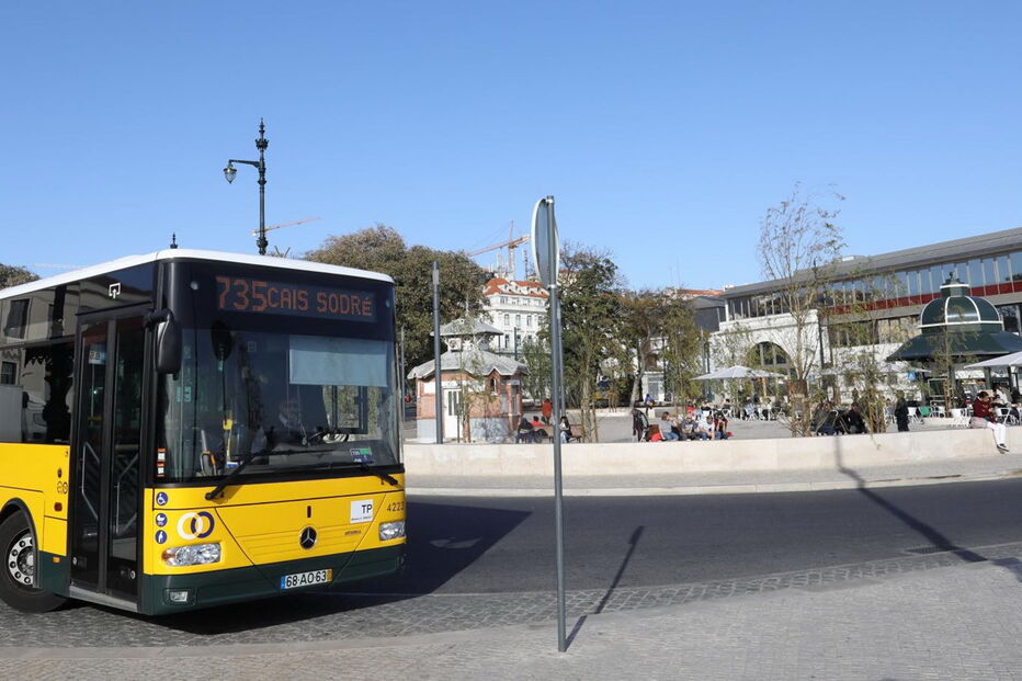 Autocarro da Carris no Cais do Sodré