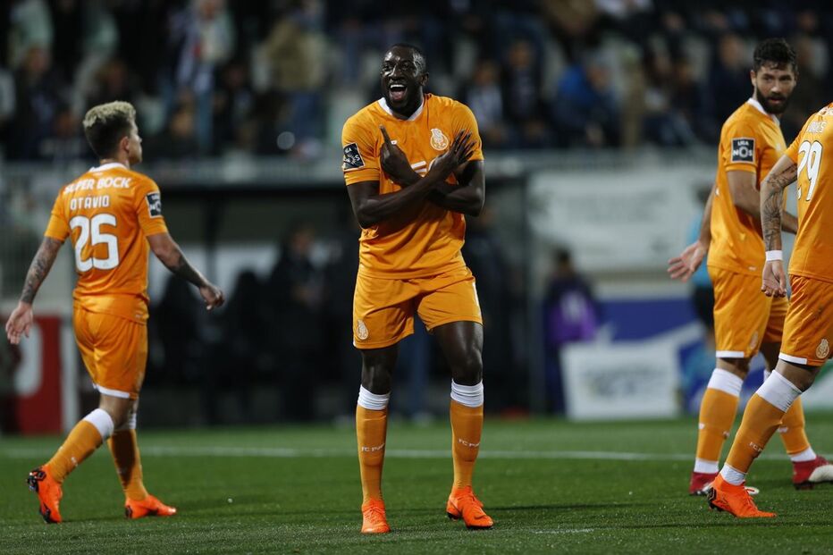 Jogadores do FC Porto comemoram golo de Marega em Portimão