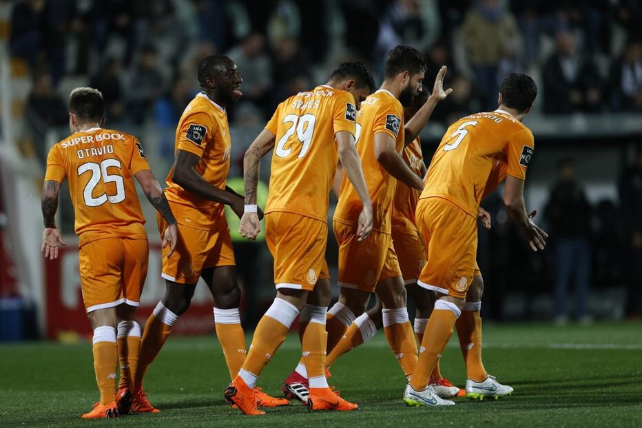 Jogadores do FC Porto comemoram golo de Marega em Portimão