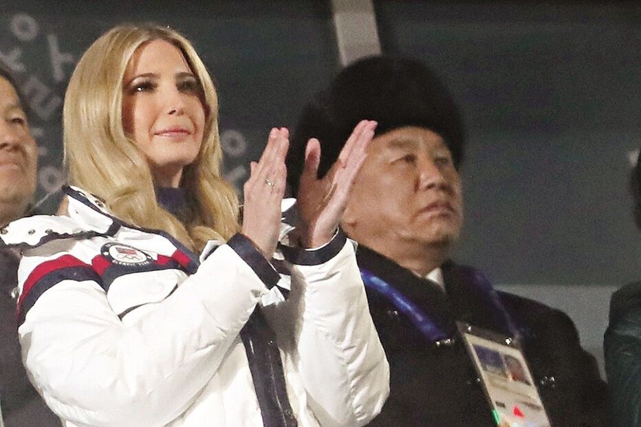 Ivanka Trump, no estádio, ao lado do enviado norte-coreano, Kim Yong-chol