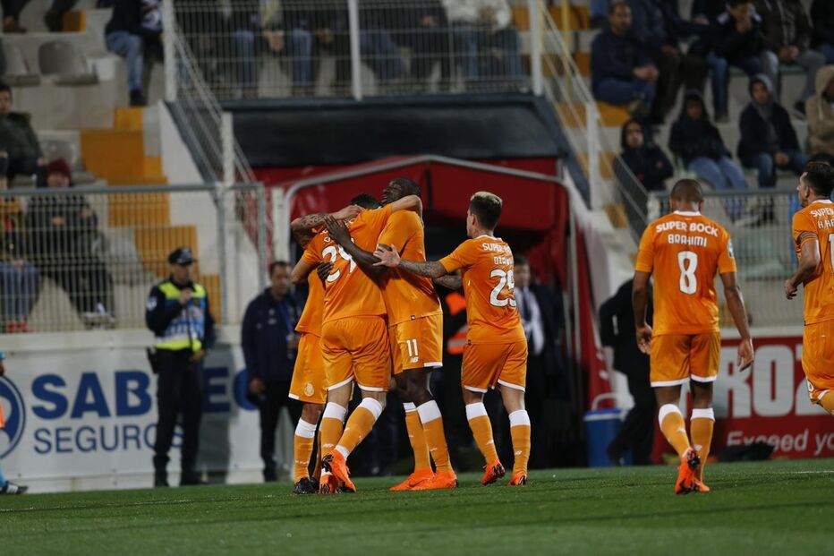 Jogadores do FC Porto celebram o terceiro golo ao Portimonense