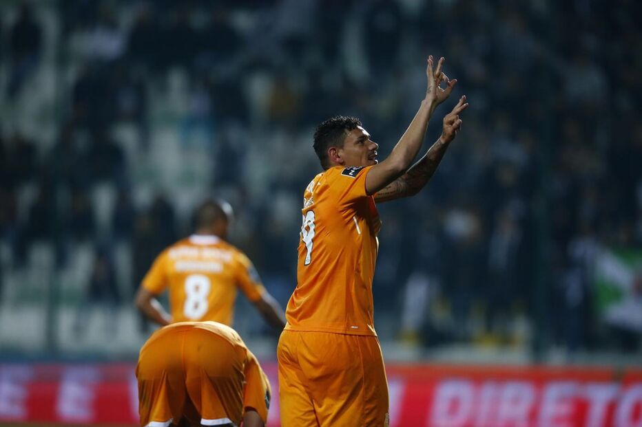 Tiquinho Soares celebra golo ao Portimonense