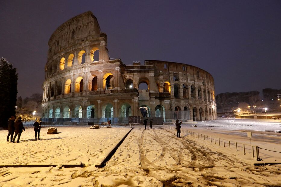 Manto branco de neve cobre a cidade de Roma