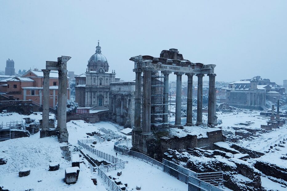 Manto branco de neve cobre a cidade de Roma