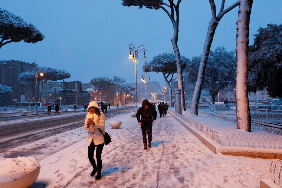 Manto branco de neve cobre a cidade de Roma