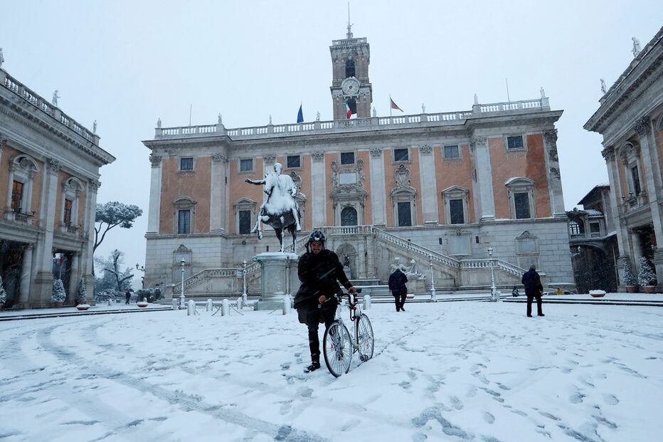 Manto branco de neve cobre a cidade de Roma