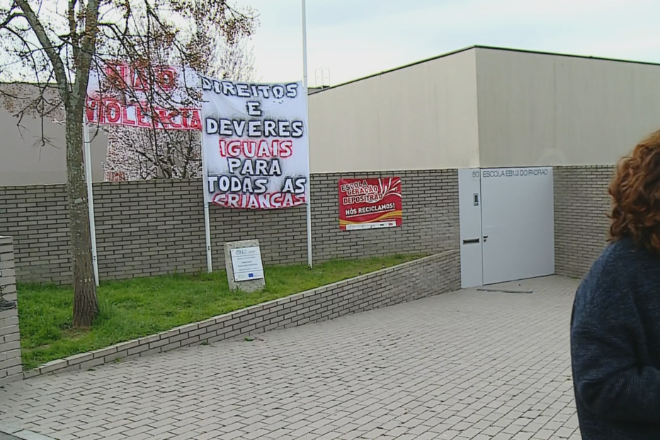 Pais manifestam-se contra 