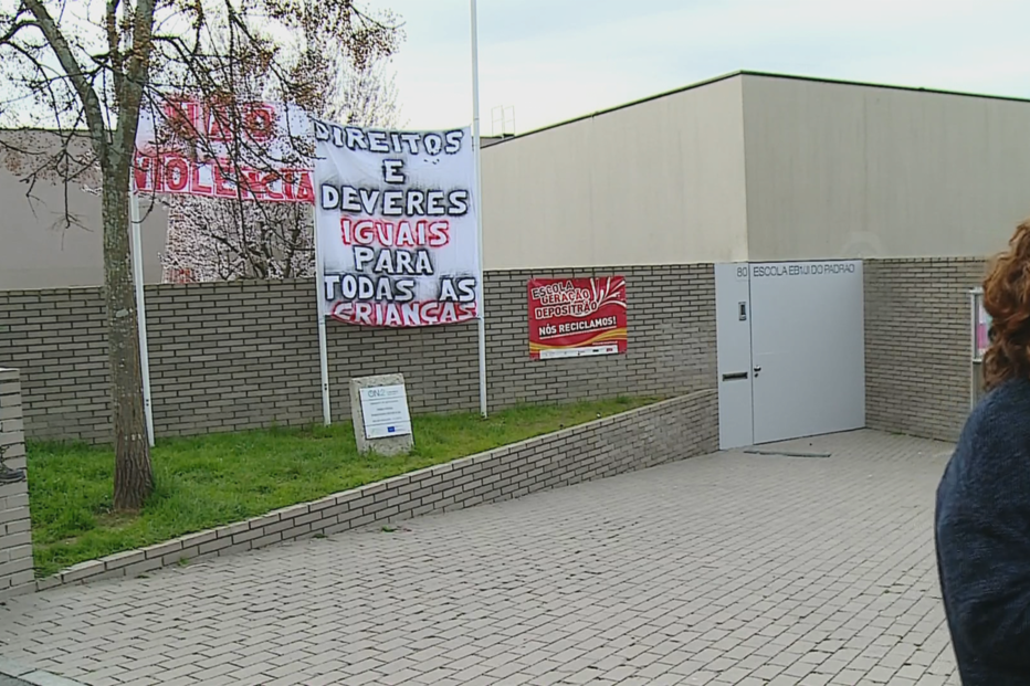 Pais manifestam-se contra 