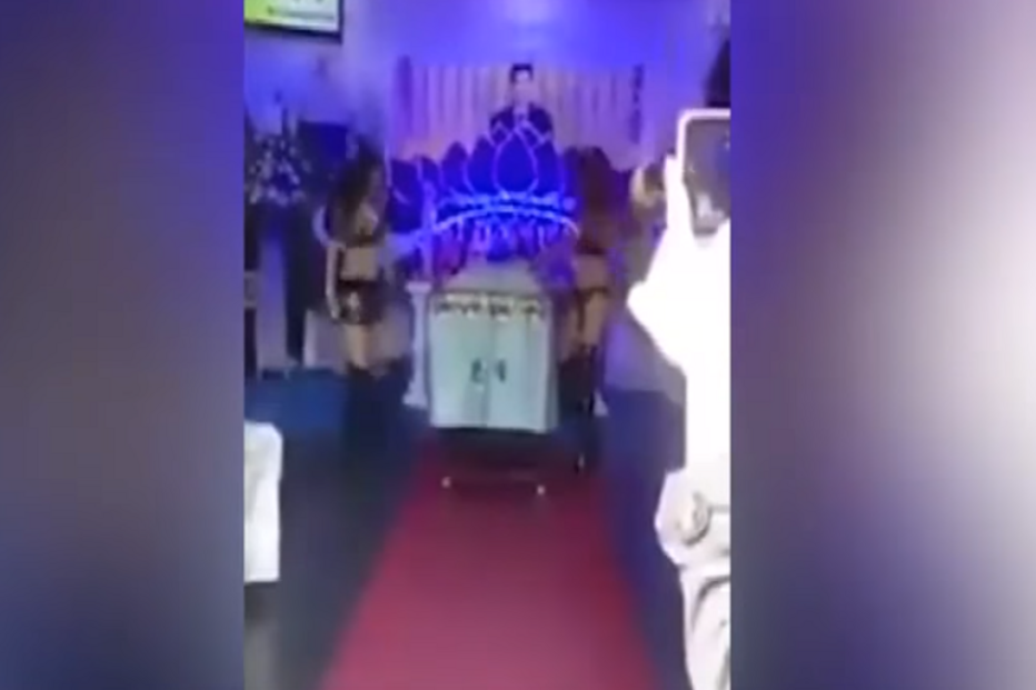 Chineses contratam strippers para atuarem em funerais