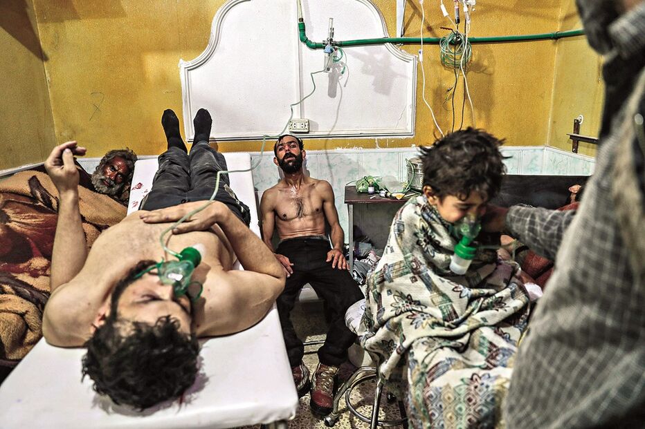 Fontes da oposição a Bashar al-Assad acusam o regime sírio de lançar um ataque químico na região de Ghouta, que matou uma criança e fez dezenas de feridos 