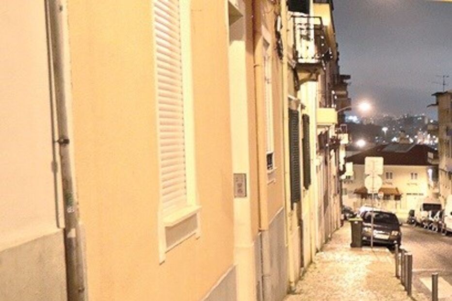 Cartaz nas ruas de Lisboa denuncia traição