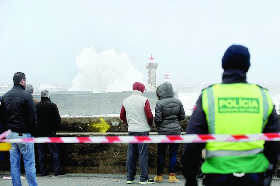 Marinha emitiu alerta apelando aos portugueses que evitem estar junto ao mar