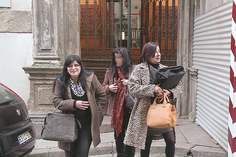 Angelina Fonseca (à esquerda) começou ontem a ser julgada no Tribunal de São João Novo, no Porto, e negou os crimes 