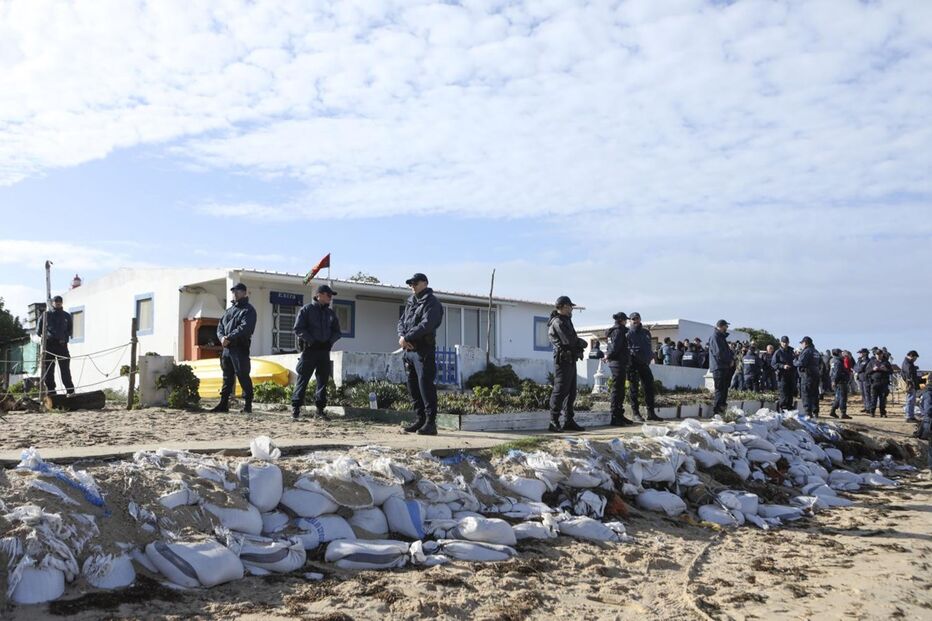 Elementos da Polícia Marítima durante a posse administrativa de 22 residências para demolição pela Sociedade Pólis Litoral da Ria Formosa nos núcleos habitacionais de Hangares e Faro