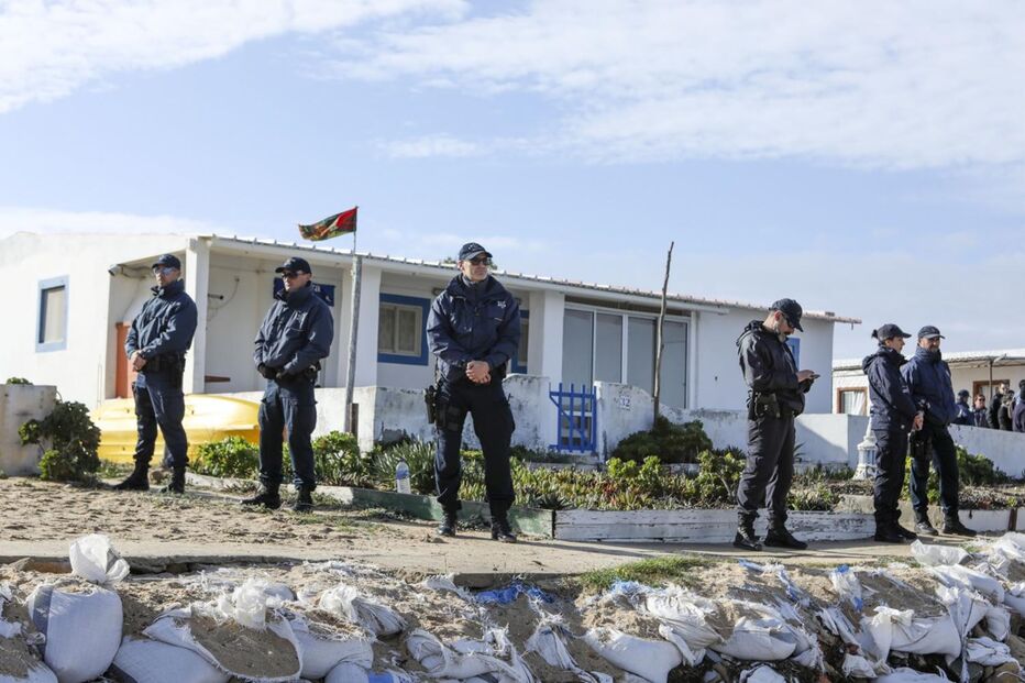 Elementos da Polícia Marítima durante a posse administrativa de 22 residências para demolição pela Sociedade Pólis Litoral da Ria Formosa nos núcleos habitacionais de Hangares e Faro