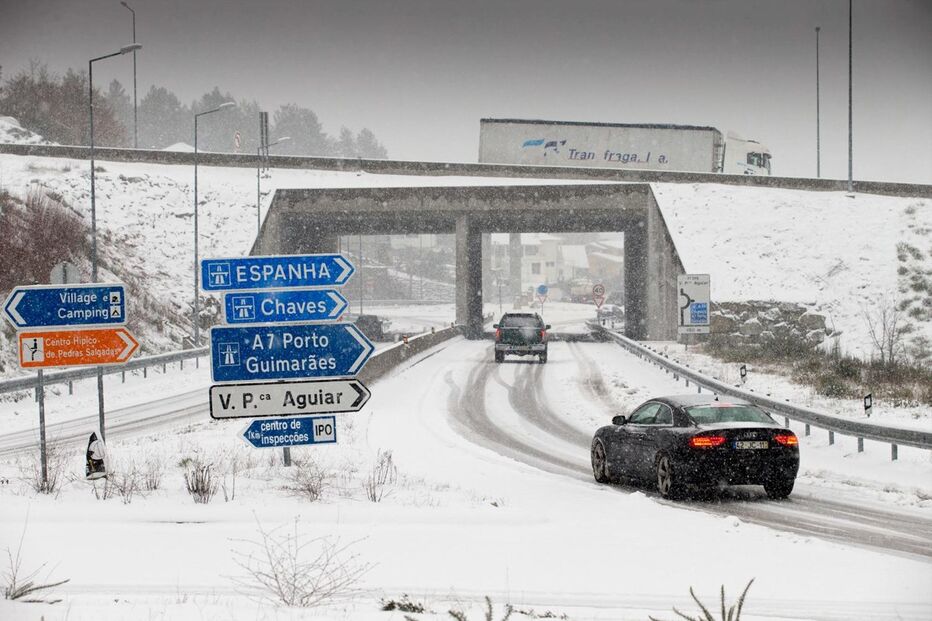 Neve cobre de branco Trás-os-Montes