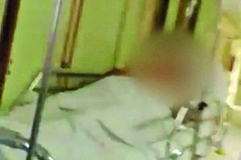 Vídeo mostra dezenas de macas acumuladas nos corredores