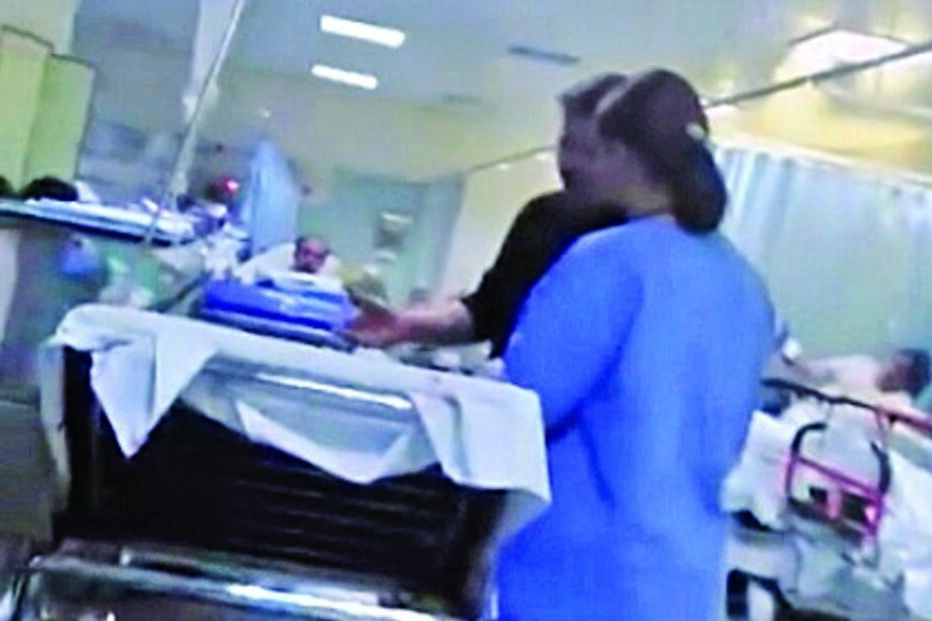 Vídeo mostra dezenas de macas acumuladas nos corredores