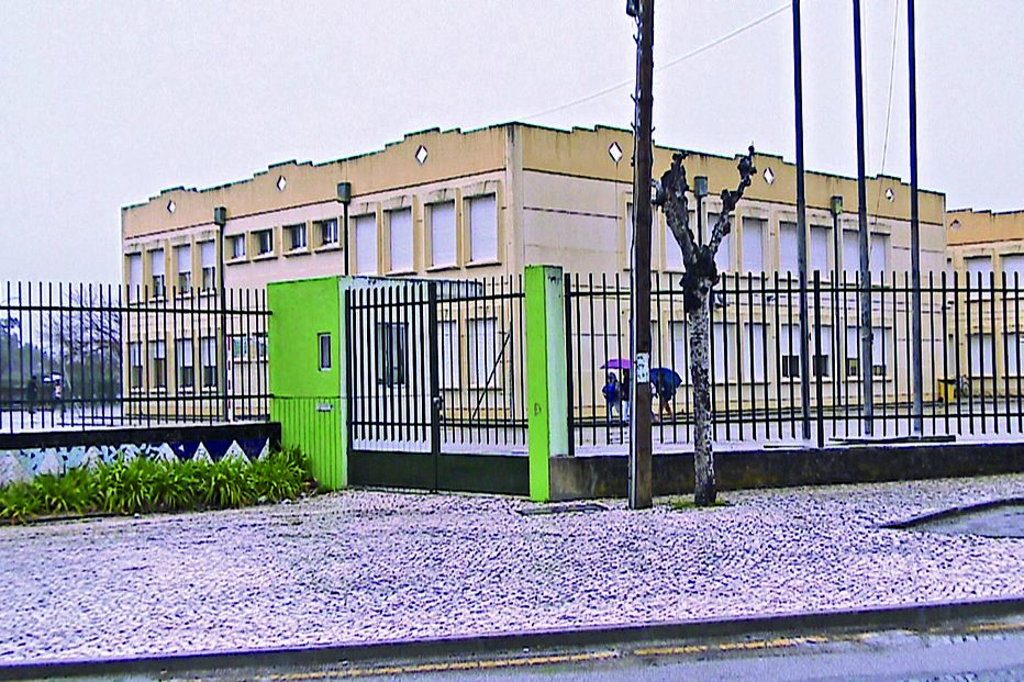 Assaltos ocorrem em estabelecimentos de ensino, farmácias e centros de saúde. GNR está a investigar os casos 